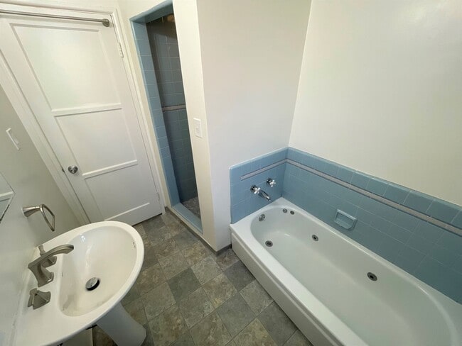 Building Photo - Central Ventura Home with Large Yard!