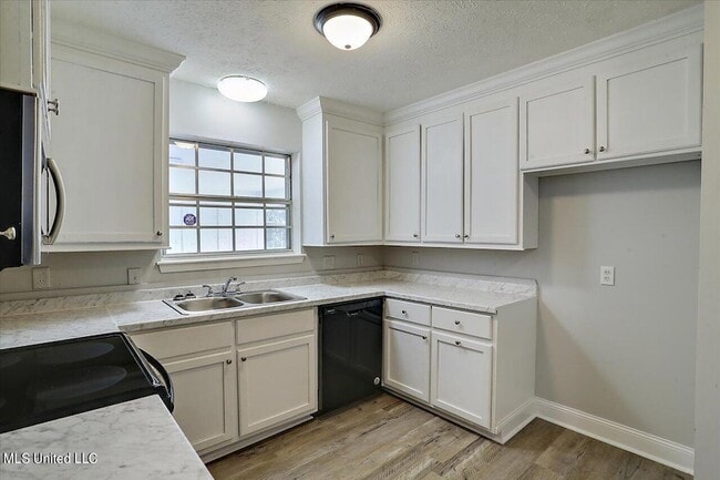 Building Photo - 249 Bay Park Dr