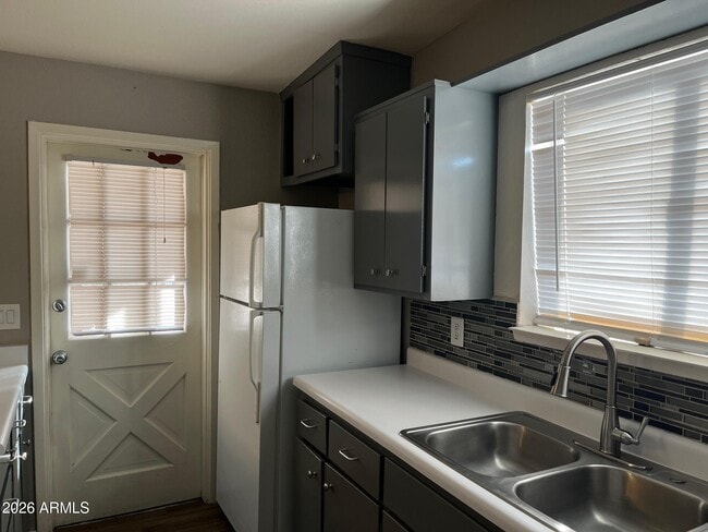 Building Photo - 102 E Ivy St