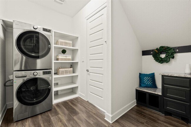 Building Photo - 132 Village Oak Dr