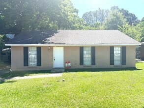 Building Photo - ** 3 bed 1.5 bath located across from Frazer Church ** Call 334-366-9198 to schedule a self tour