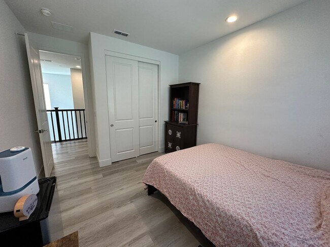 Building Photo - Beautiful 3 Bedroom, 2.5 Bath Mountain House Home.