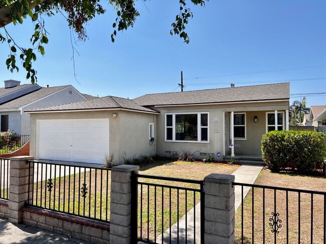 Building Photo - Single Family Home w/Garage, Yard, Fruit T...