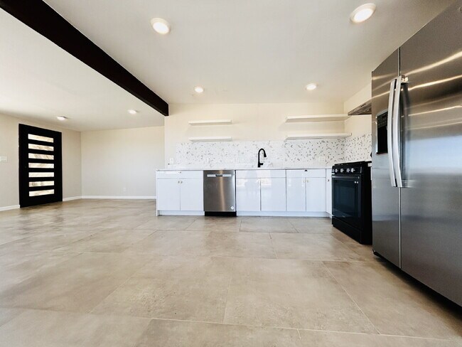 Building Photo - Quiet 2 bd House Surrounded by Open Desert