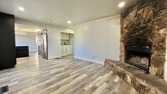Building Photo - Lovely House 4BR 2.5BA with Large Backyard