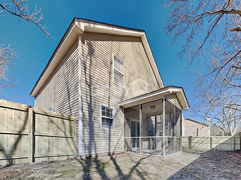 Building Photo - 2414 Thoreau St