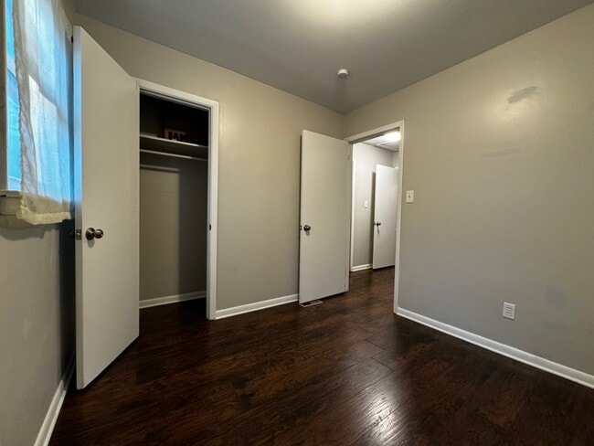 Building Photo - 170 Royal Ct
