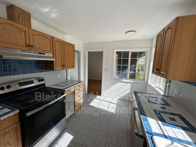 Building Photo - 198 NE 157th Ave