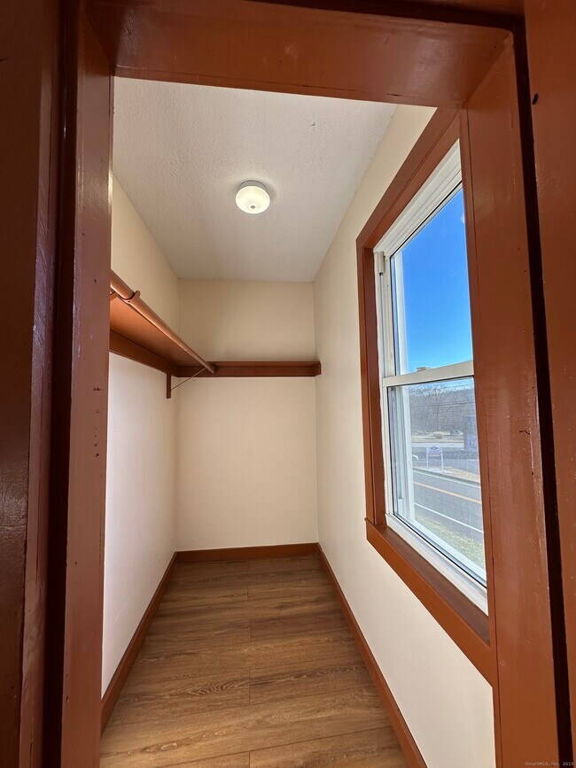 Building Photo - 1046 Main St