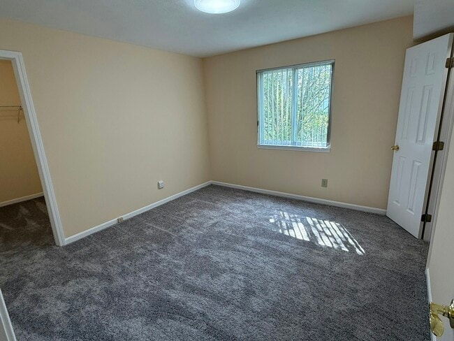 Building Photo - 10136 Carnation Ct