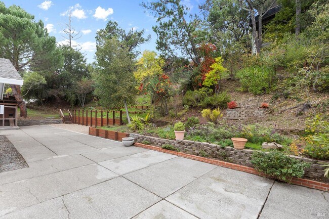 Building Photo - 700 Tamarack Dr