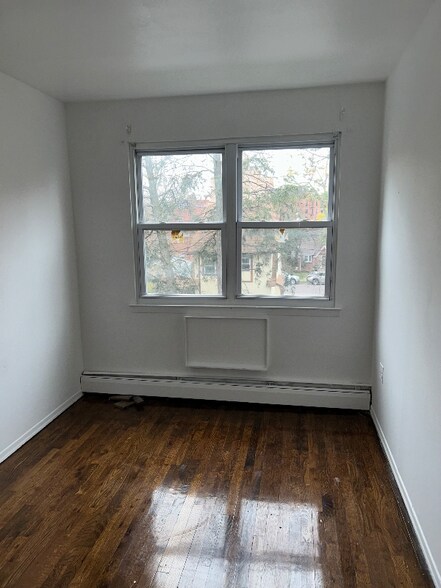 Building Photo - 142-22 Pershing Crescent