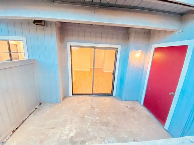 Building Photo - Beautifully remodeled spacious 1 Bedroom r...