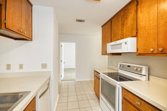 Building Photo - 2039 Hanover Ct
