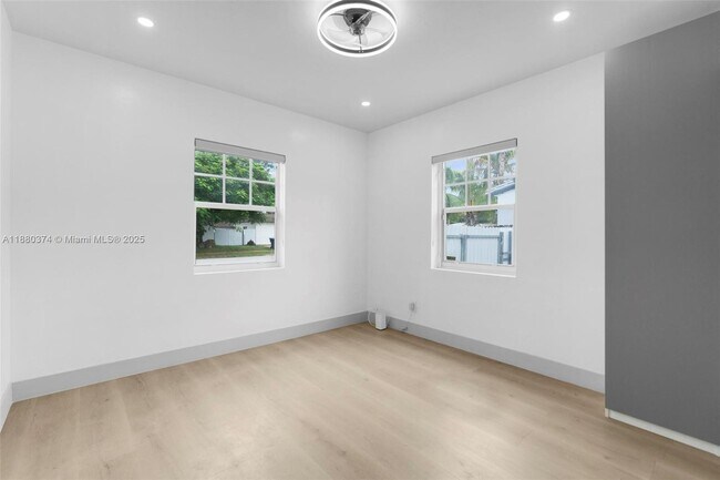 Building Photo - 570 SW 45th Ave