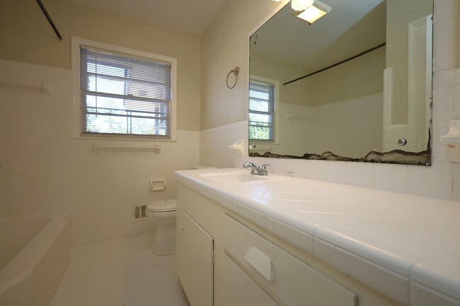 Building Photo - 1200 Dellwood Dr