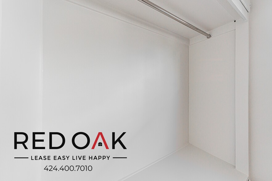 Building Photo - 641 N Serrano Ave