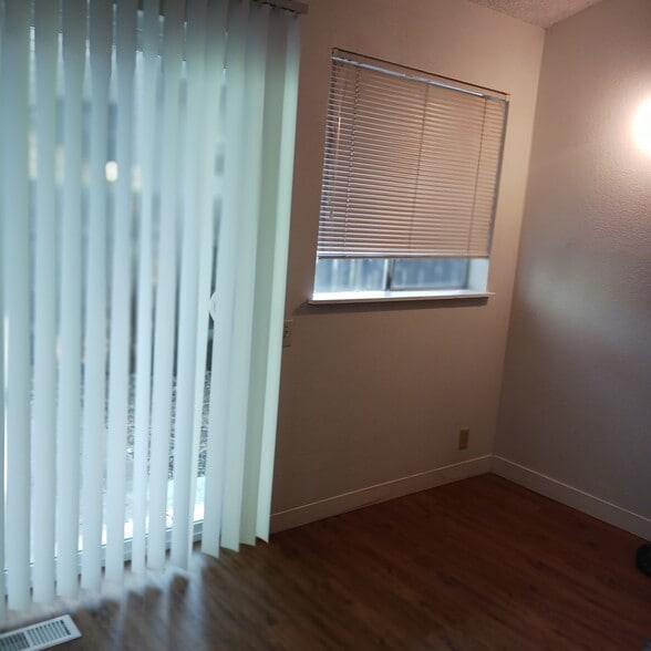 Building Photo - 536 Tulipan Way