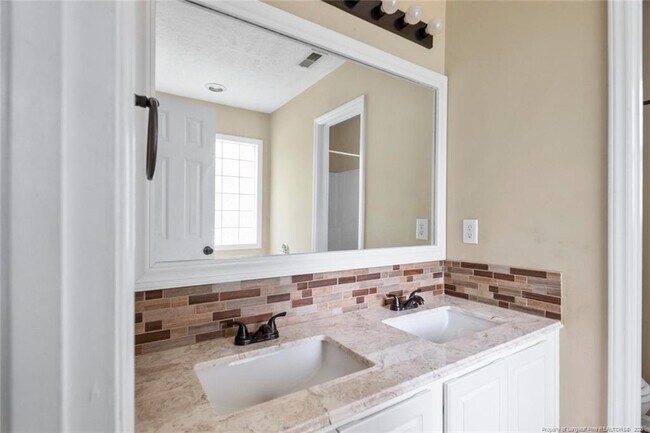 Building Photo - 465 Northwoods Dr