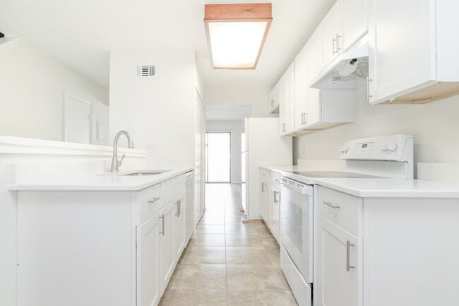 Building Photo - Lovely 2BR/1.5BA Townhome for rent Near La...