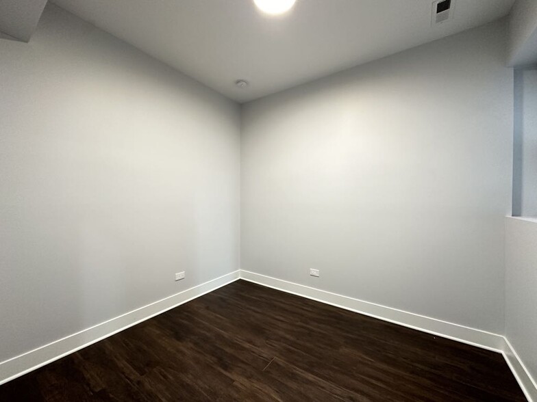 Building Photo - 2171 W Wilson Ave