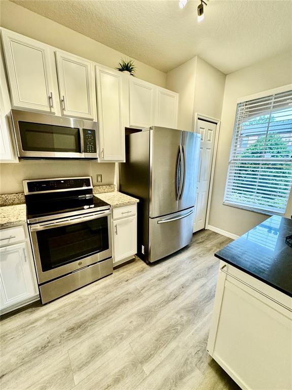 Building Photo - 1161 Long Oak Way