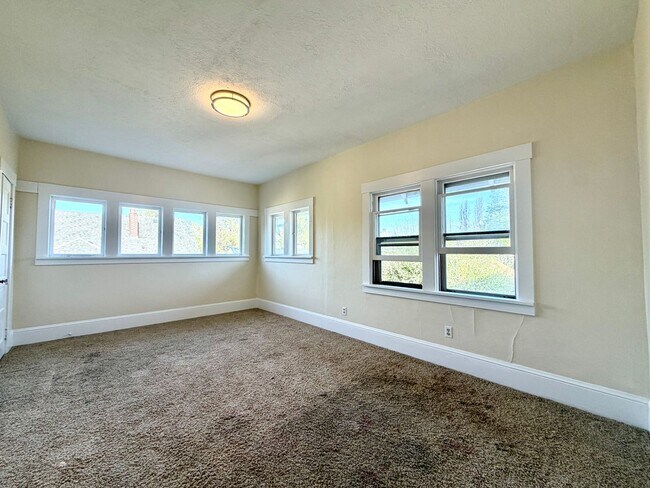 Building Photo - 0130-01