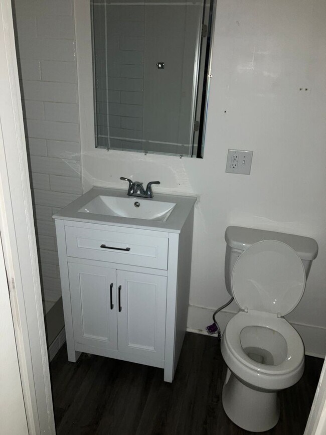 Building Photo - 803 E Washington St