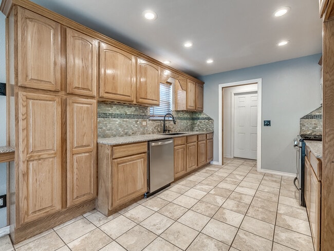 Building Photo - 3900 Hiddleston Cir