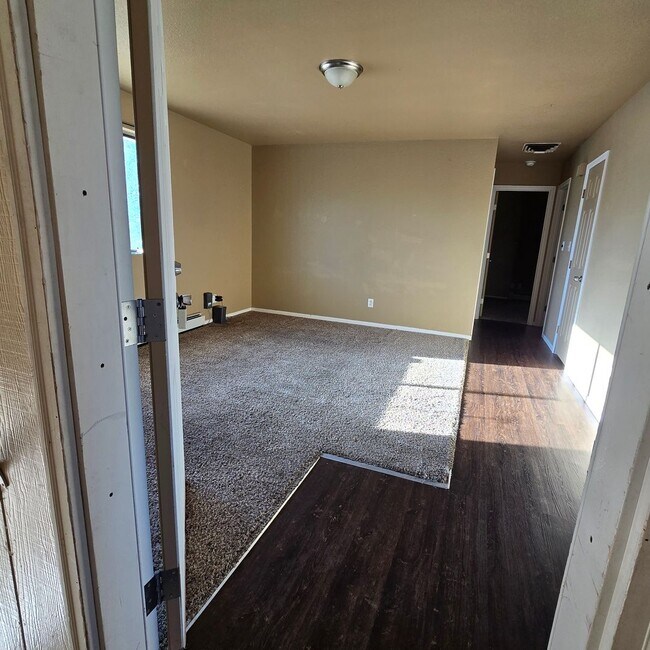 Building Photo - 2 BR / 1 BA Upper-Level Apartment in Clifton – $1,150