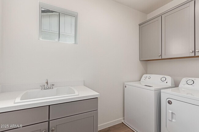 Building Photo - 3746 E Earll Dr