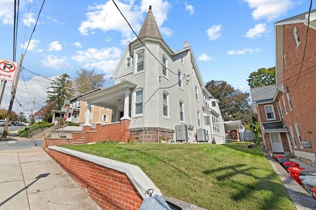 Building Photo - 17 N Church St