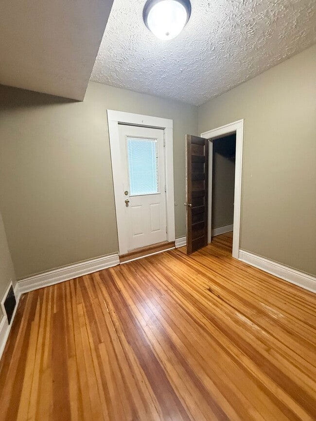 Building Photo - Available Now!- Spacious Two Bedroom!