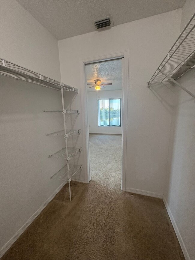 Building Photo - 4008 Oakview Dr