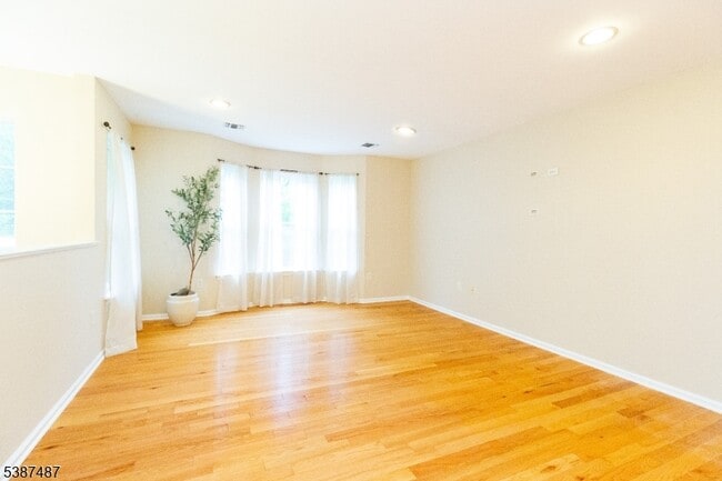Building Photo - 127 Forest Dr