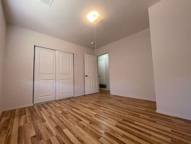 Building Photo - Room to Spread Out! South Valley 3bd on a ...