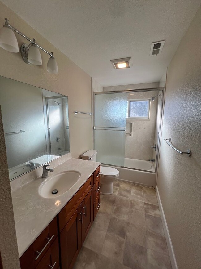 Building Photo - Renovated 4 Bedroom 2 Bathroom with Beauti...