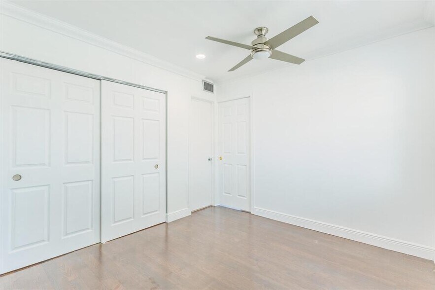 Building Photo - 3000 Sunrise Lakes Dr E