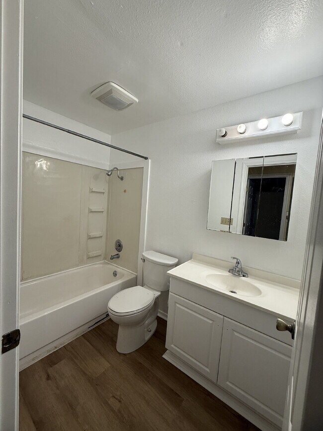 Building Photo - Fairwood Area Condo Available Now!