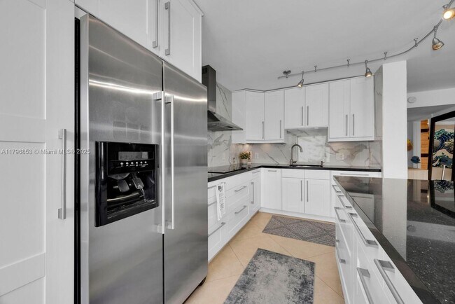 Building Photo - 1600 S Bayshore Ln