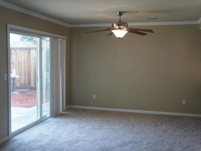 Building Photo - Lots of room