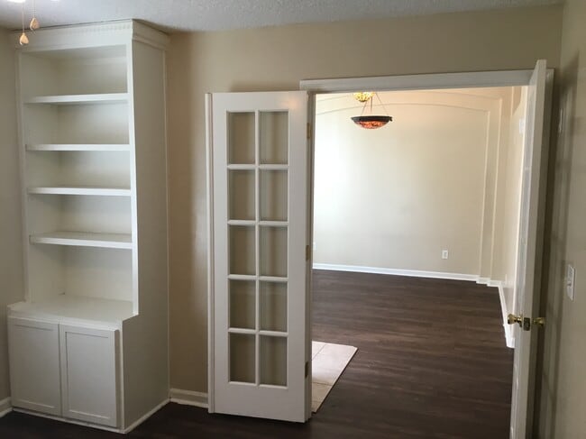 Building Photo - 8745 Edgebrook Ct