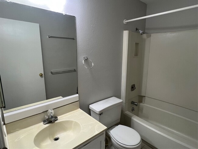 Building Photo - 65 Yewleaf Rd