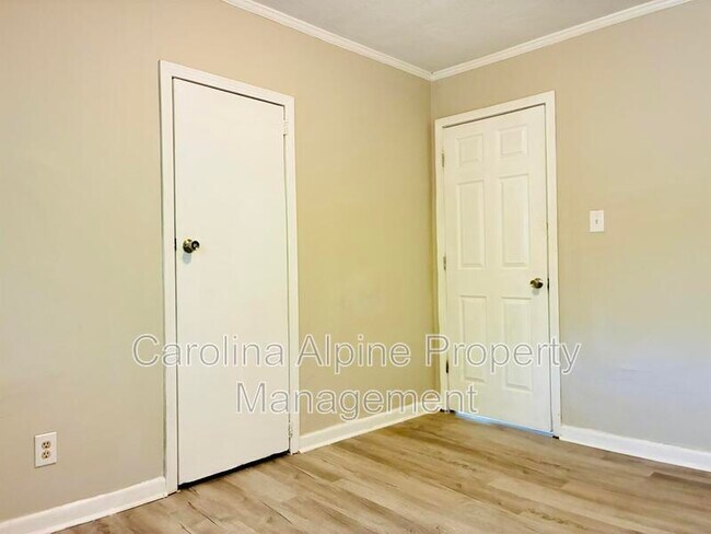 Building Photo - 1320 Kenly St
