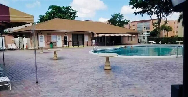 Building Photo - 2820 Somerset Dr