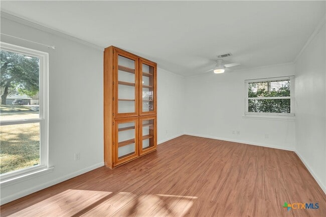 Building Photo - 513 Red River Rd