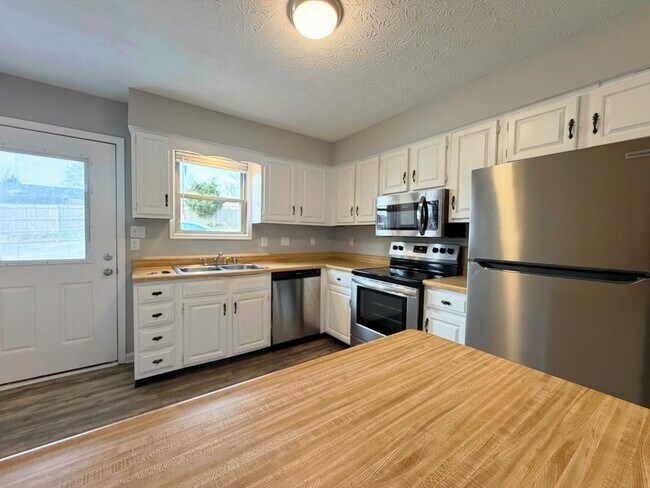 Building Photo - 416 Garden City Dr