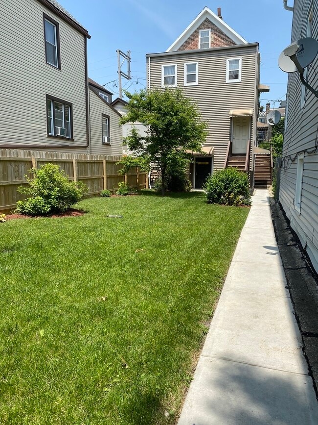 Building Photo - 1732 W 18th Pl