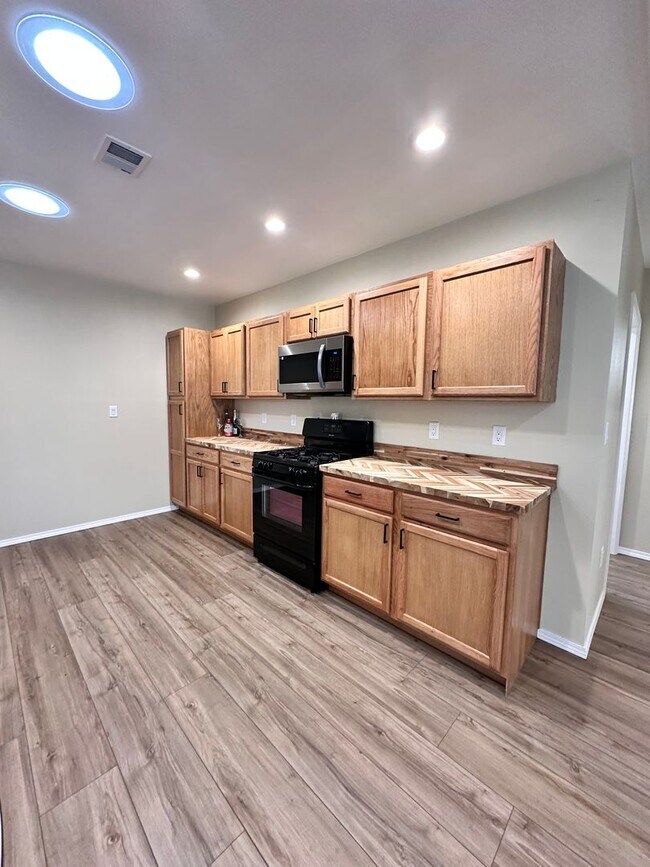 Building Photo - Coming Soon! 1 Bedroom 1 Bathroom with Ref...