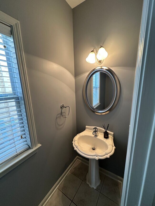 Building Photo - Move In Ready! Newly Refinished Floors! Upgraded Fixtures!